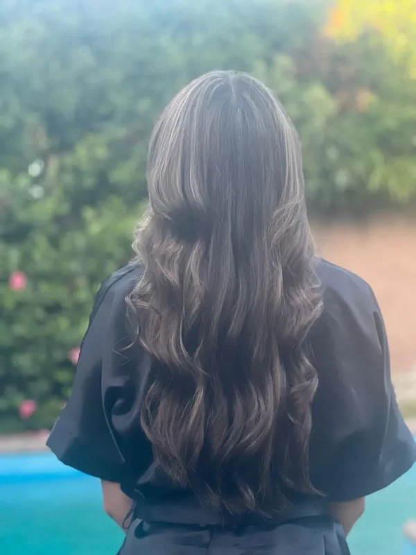 Mujer luce de espalda un balayage en iluminación sutil recién realizado en el salón de belleza en Concón por Carola Vogue