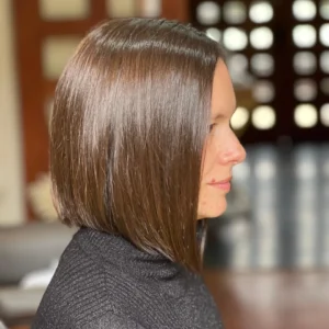 Mujer luce un Corte de cabello moderno melena y un Alisado Brasil Cacao realizado en peluquería en Concón - Reñaca por estilista Carola Vogue